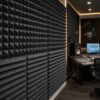 Paneles de espuma acústica de poliuretano con perfil piramidal para acondicionamiento acústico, reducción de eco y mejora de la calidad del sonido en estudios, oficinas y espacios comerciales.