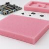 Lámina de espuma antiestática de poliuretano para protección de componentes electrónicos, circuitos impresos y equipos sensibles durante almacenamiento y transporte.